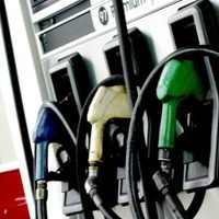 ¿Descongeló los precios? YPF trasladó la suba de un impuesto al valor final de las naftas
