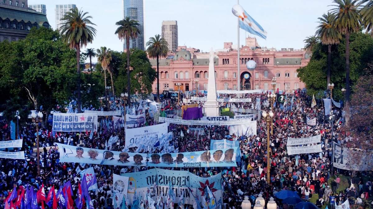 La plaza de mayo durante el día de la lealtad peronista. Fuente: (Twitter)
