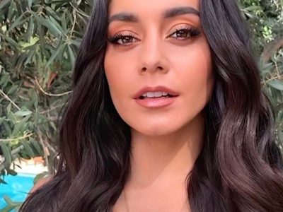 Vanessa Hudgens se cubrió de plumas pero la abertura la traicionó... ¡Cuidado con el tajo!