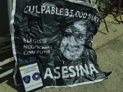 Identificaron a los responsables de la pegatina contra Cristina Fernández