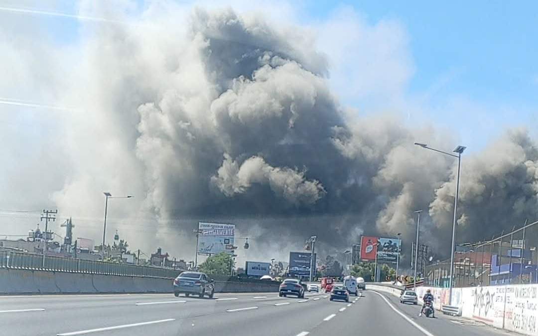 Fábrica de colchones se incendia en Ecatepec, Estado de México