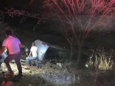 Autobús turístico cae a barranco en Nayarit y deja 18 muertos y 33 heridos