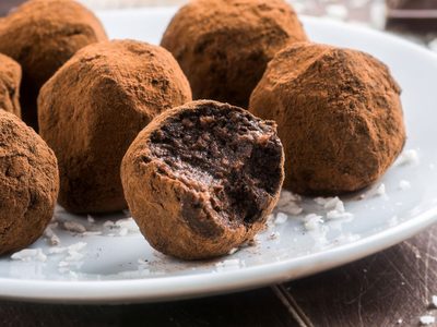Trufas keto de chocolate con maní: listas en pocos minutos y bajas en calorías para disfrutar sin culpa
