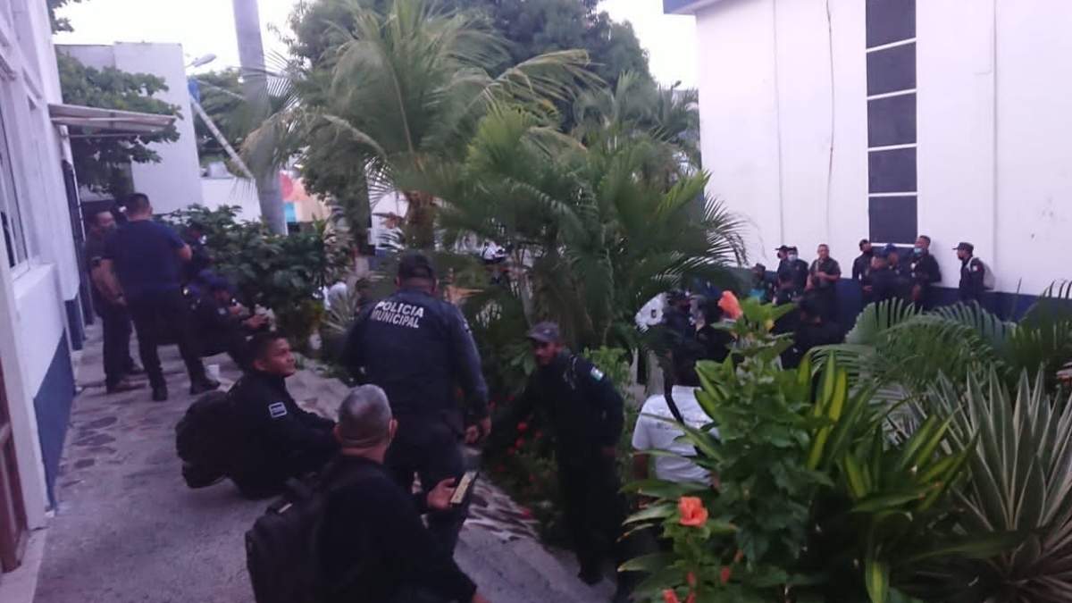 Los policías de Acapulco durante su paro de labores