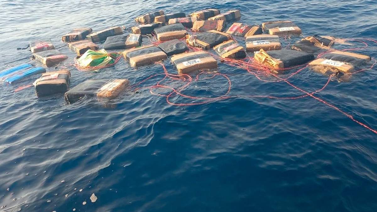 Las bolsas de color negro contenían un total de 2 mil 155 paquetes de polvo blanco