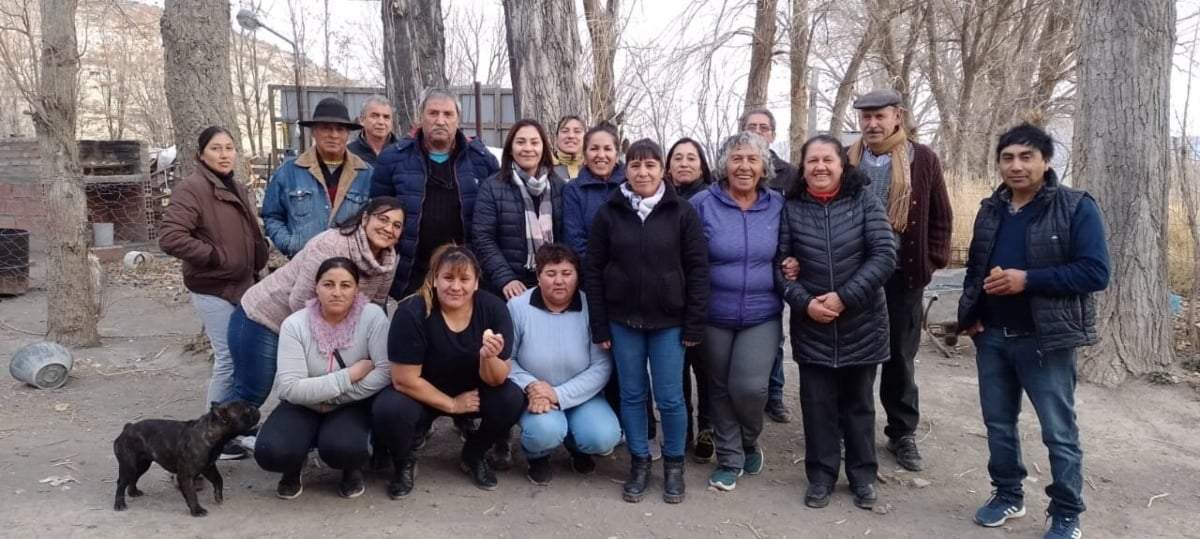 Karina Montecinos junto a los vecinos de los parajes La Salada, Tilhue, Agua Escondida y Los Entierros. Fuente: (Twitter)