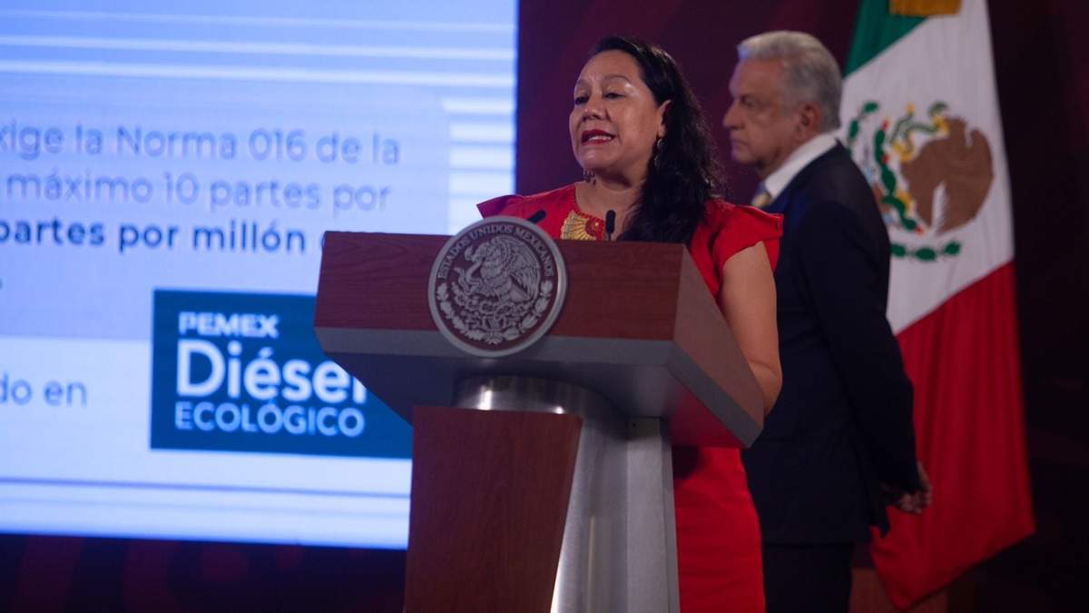 María Luisa Albores en la conferencia de prensa