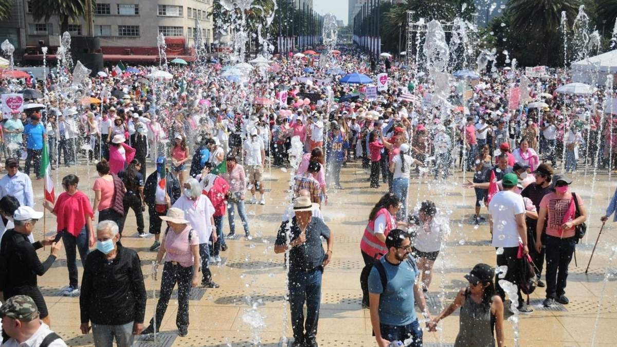 Pese a la mojada la gente seguía ahí