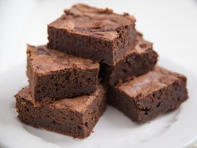 Brownie sin chocolate en barra ni manteca: tentate con esta receta exprés para la hora de la merienda