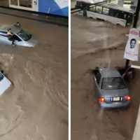 Fuertes inundaciones en Puerto Vallarta arrastran vehículos y desatan caos (Videos)