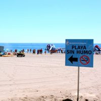"Queremos playas libres de humo": Barcelona prohíbe fumar en cuatro balnearios de la ciudad