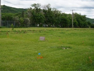 Centenares de tumbas sin identificar de niños son descubiertas en internado de Canadá