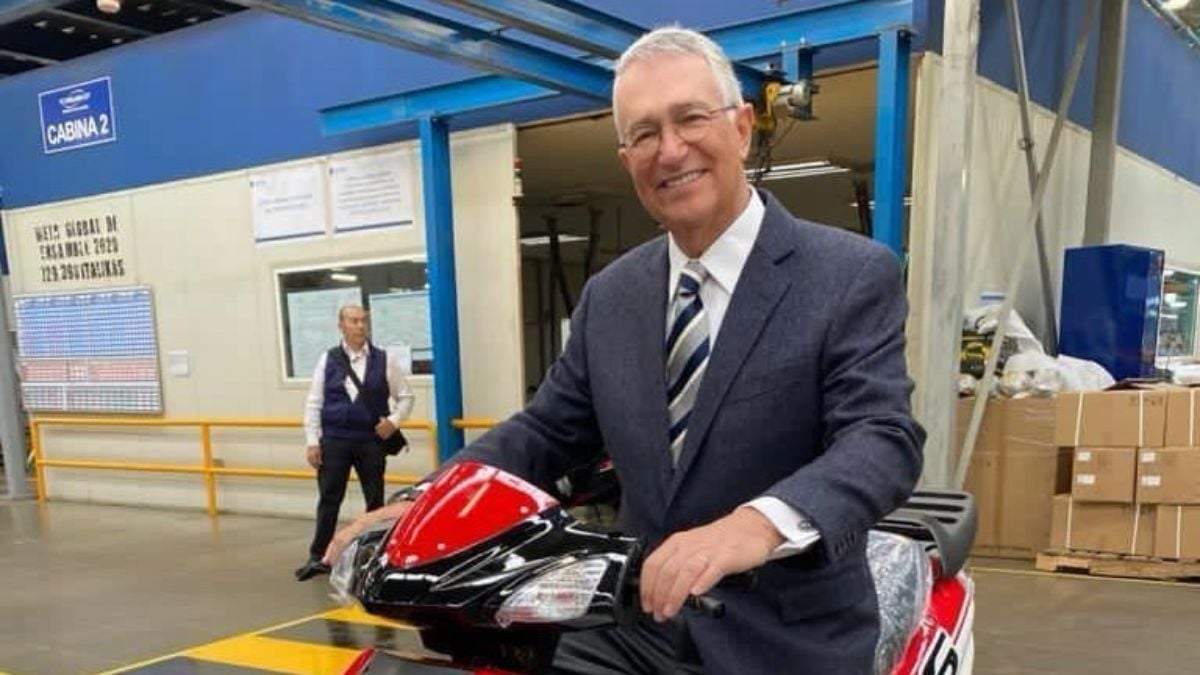 Ricardo Salinas Pliego visitó las instalaciones de Italika tras recuperarse de covid-19