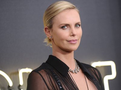 ¡Qué descuido! Charlize Theron olvidó ir a la peluquería y llamó la atención con insólito accesorio