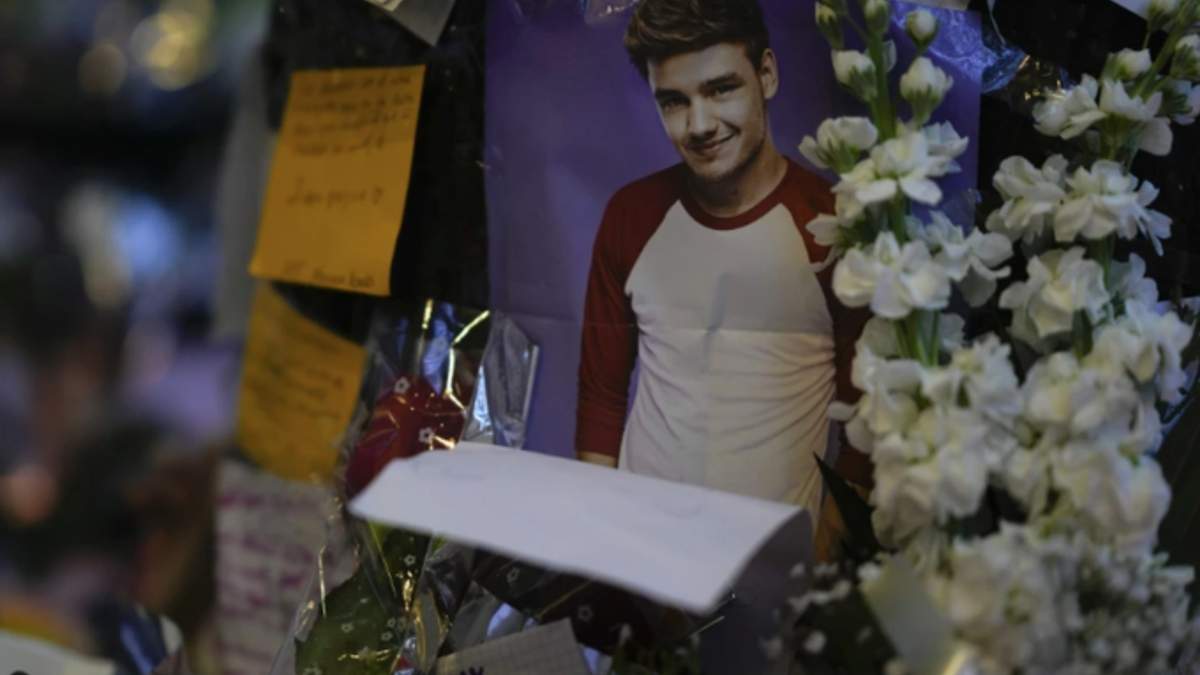 Altar por la muerte del cantante británico Liam Payne, ex miembro de la banda One Direction, tras caer al vacío el 16 de octubre desde el balcón de su habitación en un hotel de Buenos Aires