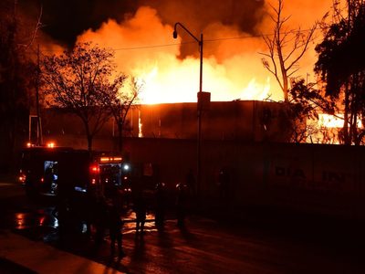 Dos bomberos resultaron heridos al combatir el incendio en la Central de Abasto