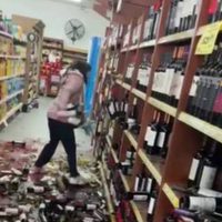 Empleada de supermercado rompe vinos al ser despedida: “Me cegó la furia”