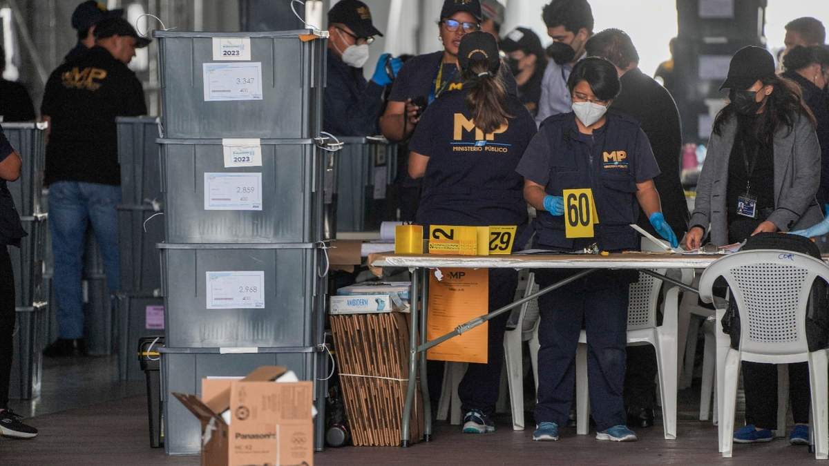 Agentes de la Fiscalía General revisan las boletas de las elecciones generales