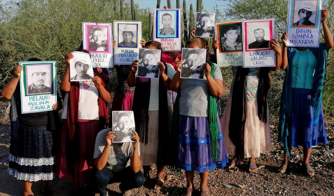 En medio de la incertidumbre y el dolor, las mujeres buscan. Por seguridad, prefieren no dar declaraciones a la prensa