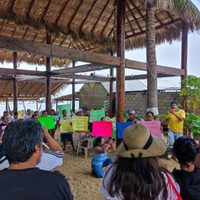 Denuncian incursión de "Cártel del Despojo" y policías en Playa Salchi para despojar a defensor