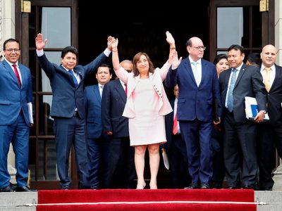 Dina Boluarte asume como primera mujer presidenta de Perú tras detención de Pedro Castillo