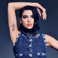 Dua Lipa sentada de par en par revela hasta lo que no se ve... ¡Sale todo!