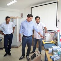 Koopmann entregó insumos al hospital de Piedra del Águila y cámaras de seguridad al municipio