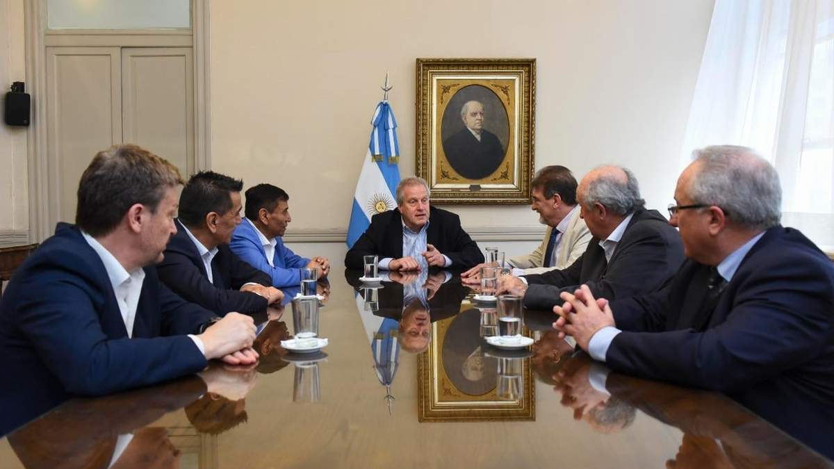 Firma del convenio entre Educación de Nación, UTN y la Municipalidad de Cutral Co. Fuente: (Facebook)