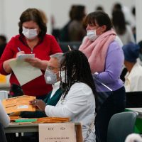 Agencia federal que supervisa elecciones en EU rechaza "fraude"