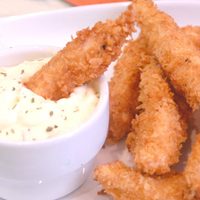 Pollo crujiente con salsa de queso: una receta tentadora que te salva la picada del finde