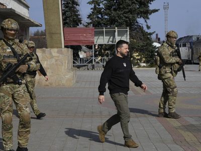 El presidente de Ucrania amplía su gira por zonas del frente