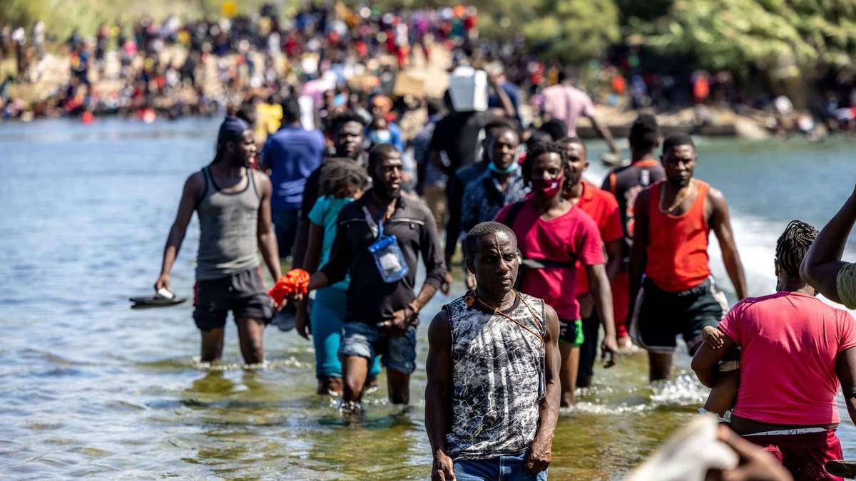 Miles de migrantes cruzan el Río Bravo de Texas para llegar a Estados Unidos. Fuente: (Twitter)