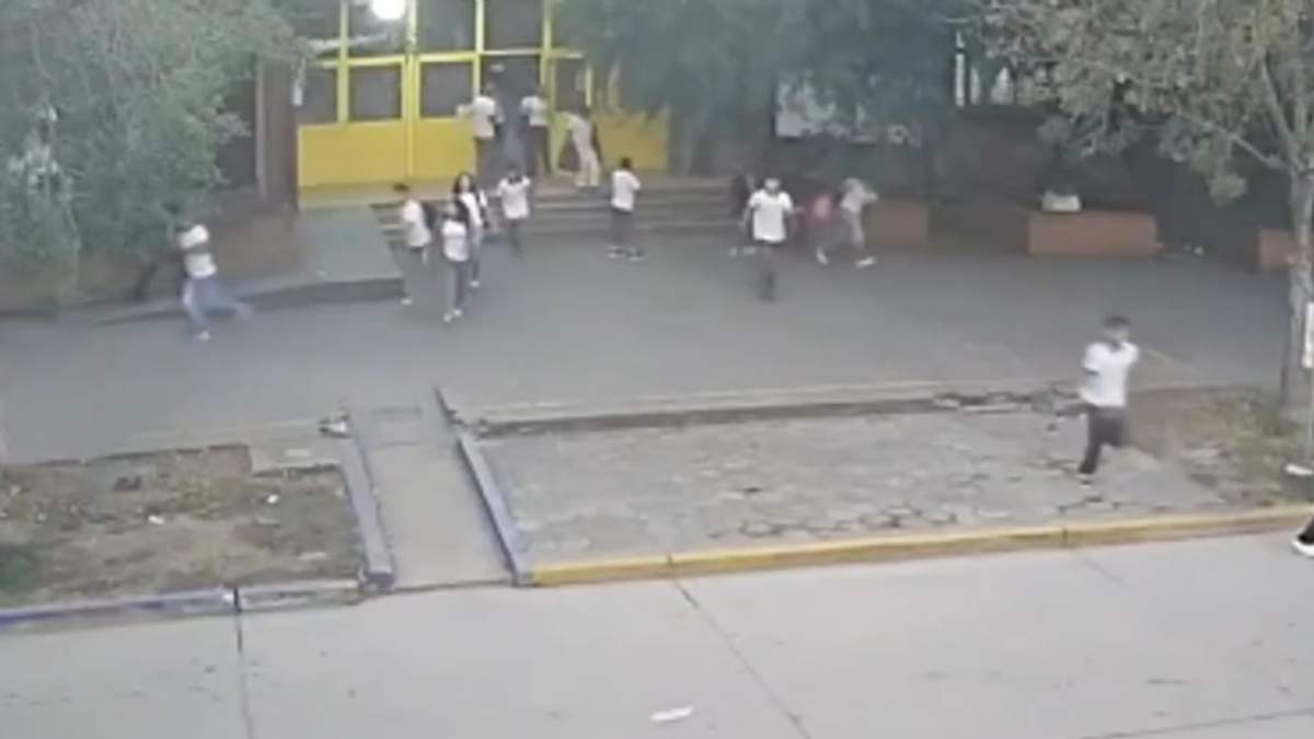 Alumnos de la escuela salen tras los disparos que hizo un estudiante, en Argentina