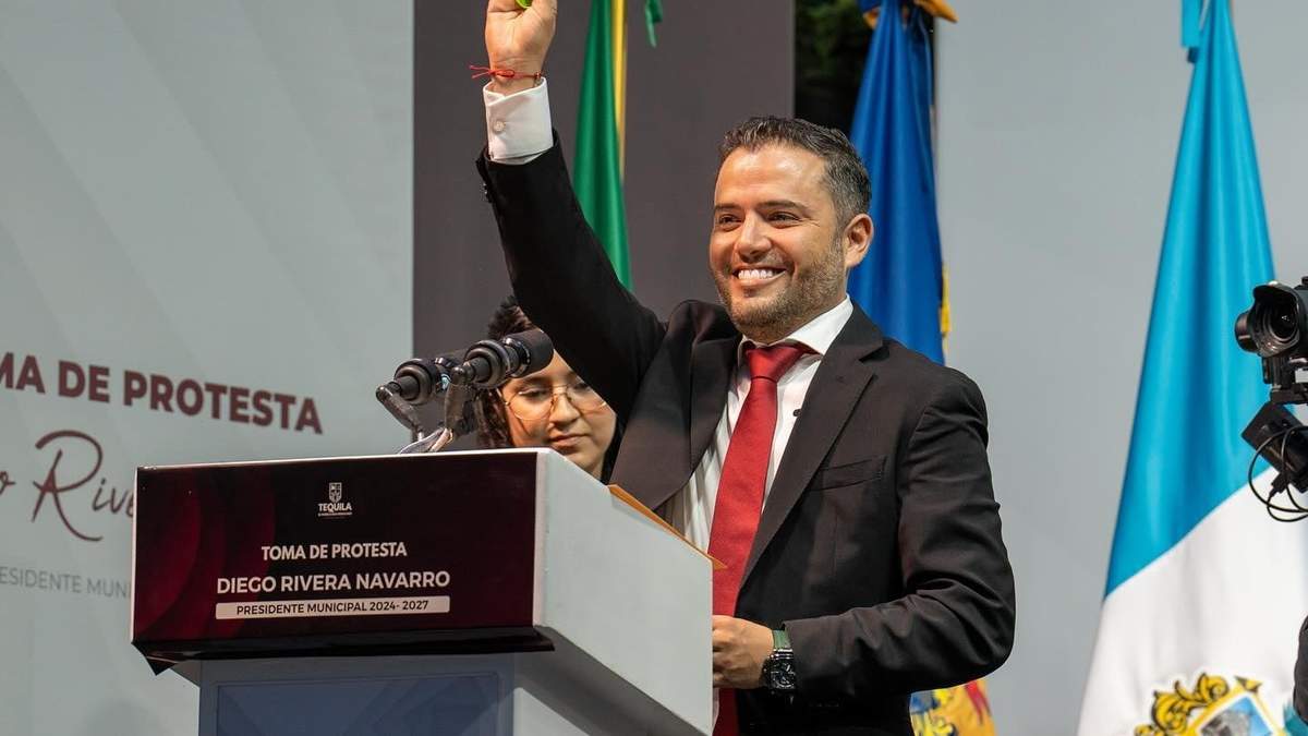Rivera Navarro en su toma de protesta como alcalde de Tequila