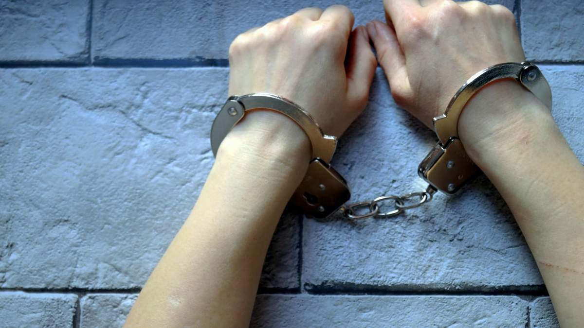 Detenida mujer señalada de apuñalar a su pareja sentimental dentro de un domicilio en Baja California.