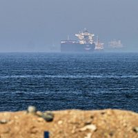 Países de la OPEP+ acuerdan alza de producción mientras Irán mantiene control del estrecho de Ormuz