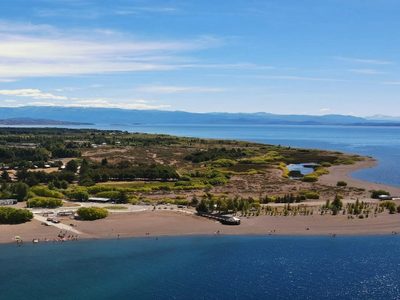 El pueblo de la Patagonia que conquista turistas: lago, montaña y tranquilidad sin multitudes
