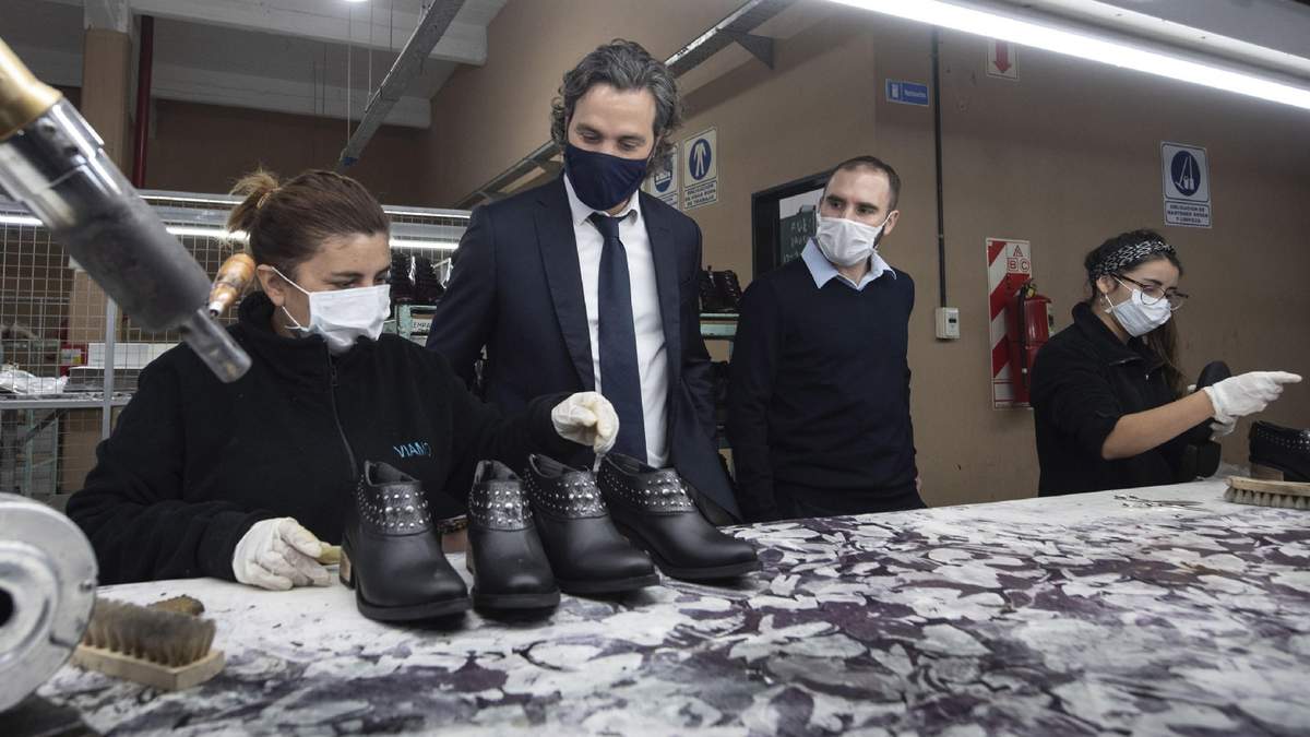 Santiago Cafiero, jefe de Gabinete, visita una fábrica de calzado. Fuente: (Twitter)