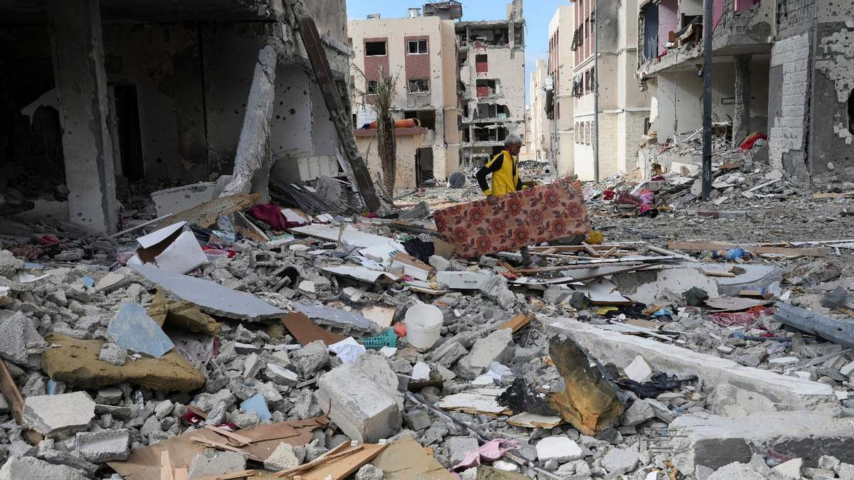 Un hombre palestino recoge sus pertenencias en Gaza