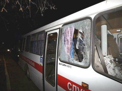 Atacaron a piedrazos el colectivo en el que viajaban los argentinos evacuados de China
