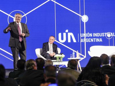 La UIA respaldó al gobierno por la desdolarización de tarifas