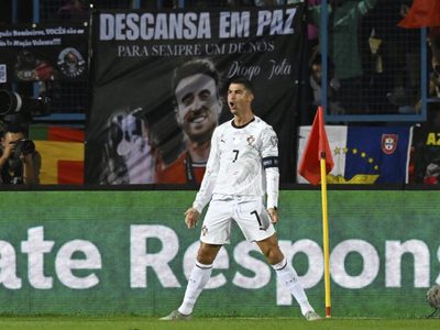 Cristiano Ronaldo marca doblete en el 5-0 de Portugal vs. Armenia y llega a 942 goles