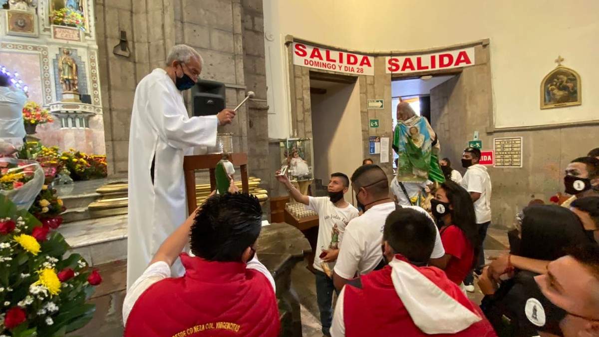 Fieles en la iglesia de San Hipólito, en la Ciudad de México