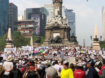 Marchan por Reforma inconformes con AMLO; exigen su renuncia