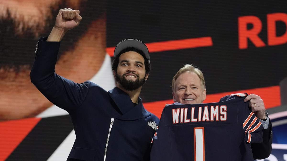 El quarterback Caleb Williams celebra con el comisionado de la NFL Roger Goodell tras ser elegido por los Bears de Chicago con la primera selección del Draft
