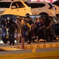 Soldado de Tailandia mata a 20 personas y toma rehenes en centro comercial