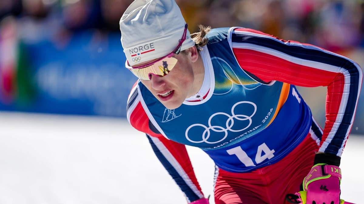 El noruego Johannes Hoesflot Klaebo compite en el relevo masculino 4 x 7.5km d esquí de fondo en los Juegos Olímpicos de 2026 en Tesero, Italia, el domino 15 de febrero de 2026