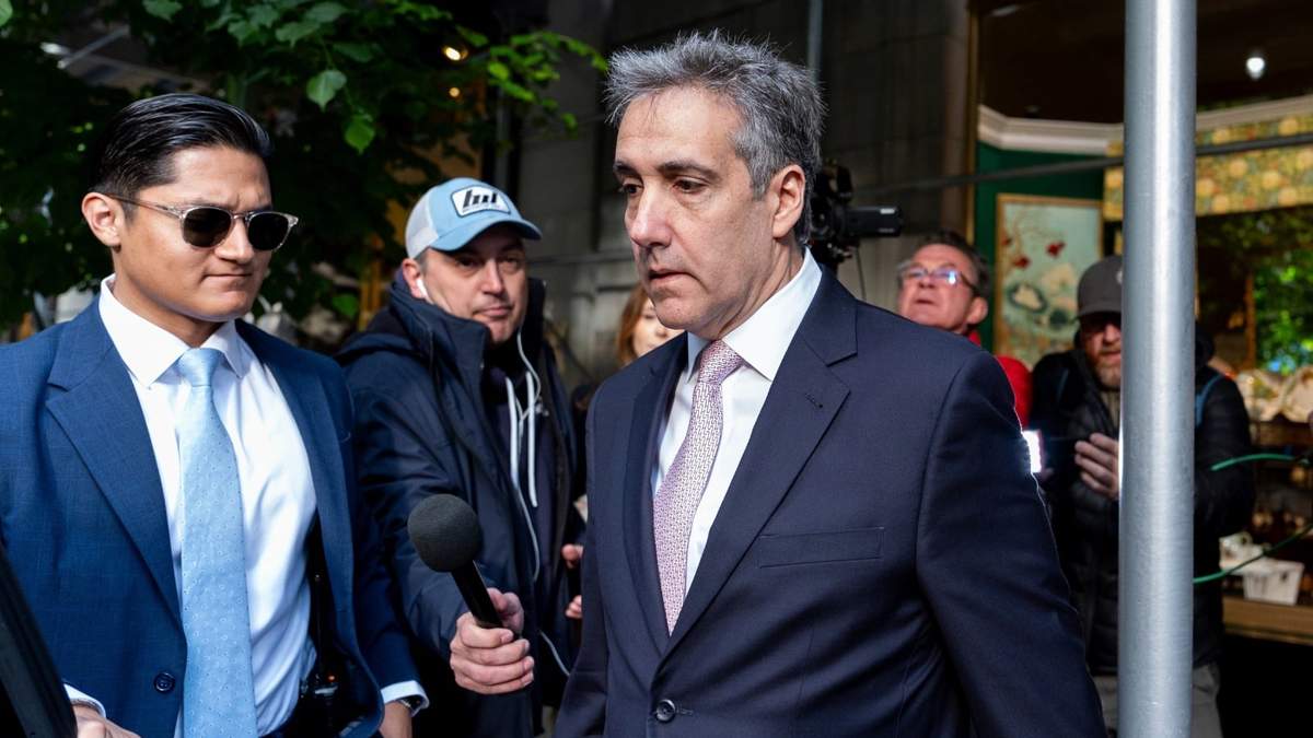 Michael Cohen sale de un edificio de apartamentos en camino al tribunal penal de Manhattan