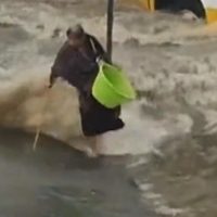Inundación arrastra a una mujer de la tercera edad en Coacalco (Video)