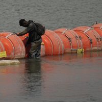 Orden de la corte permite que permanezca la barrera flotante entre Texas y México